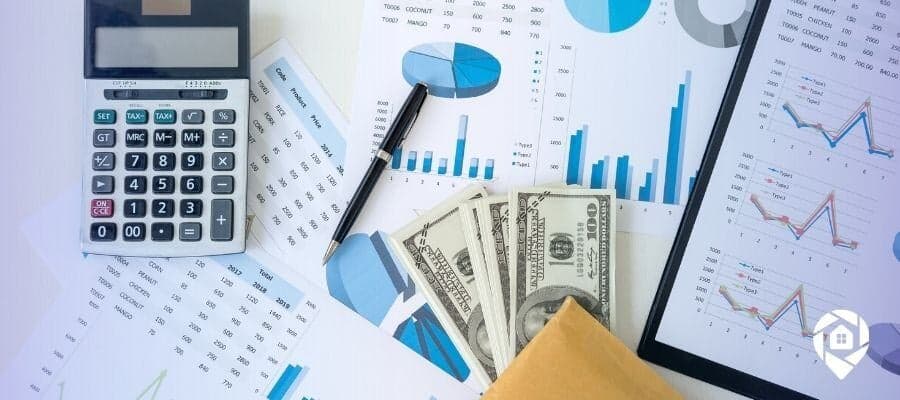Real estate investment planning with cash flow charts, calculator, and rental income strategy tools.