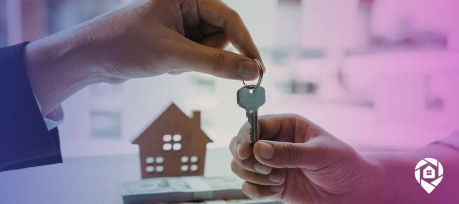 Passing of a key as buyng and selling real estate representation.