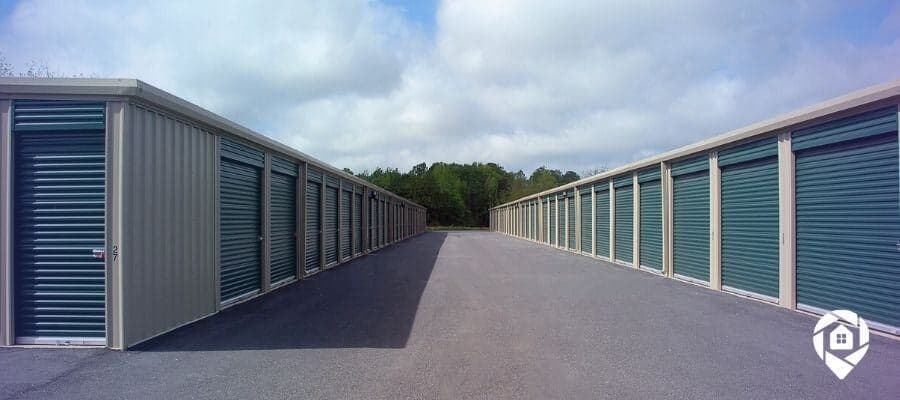Self-storage facility with secure rental units – a top passive income investment in 2025.